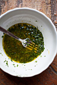 Olivenöl mit Kräutern in Schüssel