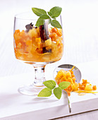 Kürbis-Ananas-Chutney mit Gewürzen im Glas