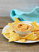 Yellow pea hot pepper cream with tortilla chips
