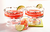 Daiquiri mit Wassermelone, Rum, Orangenlikör und Limettensaft im Glas mit Zuckerrand