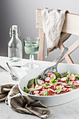 Wassermelonen-Radieschen-Salat mit Minze und Feta