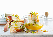 Eingelegter Ziegenkäse in Orangen-Marinade mit Frühlingszwiebeln und Peperoni