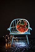 Weihnachtsplätzchen auf blauem Stuhl