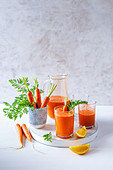 Frisch gepresster Karotten- Orangen-Saft