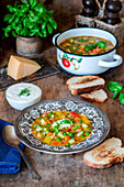 Minestrone with toasted bread