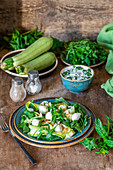 Zucchinisalat mit Kräutern und Bocconcini