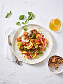 Tomaten-Nektarinen-Salat mit Büffelmozzarella und Gazpacho-Gelee