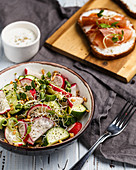 Gurken-Radieschen-Salat mit Sprossen