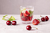 Süsskirsche-Erdbeer-Cocktail
