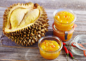 Durian-Orangen-Konfitüre mit frischer Chili in Einmachgläsern