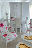 Luxuriöses Gästezimmer im Weiß mit rosa Akzenten