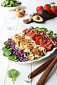 Salatplatte mit Fleisch, Käse und Ei