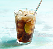 Cuba Libre mit Limette, Rum, Coca Cola und Eiswürfeln