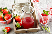Selbstgemachter Saft aus Erdbeeren, Zitrone, Wasser und Zucker