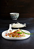 Kalter Putenbraten asiatisch mariniert dazu frittierte Reisnudeln (Asien)