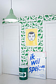 Kinderzimmerwand tapeziert mit grün-weißer Tiermotiv-Tapete