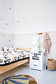 Zweifarbige Wand mit Sternen im Kinderzimmer