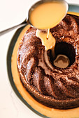 Malva Bundt Pudding (Aprikosen-Rührteigkuchen mit Vanillesauce, Südafrika)
