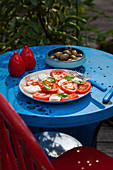 Tomatensalat mit Mozzarella und Basilikum