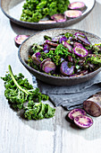Violette Kartoffelscheiben und Grünkohl vom Blech