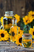 Sonnenblumenöl in verschiedenen Glasbehältern