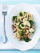 Orecchiette paste with mushrooms and spinach