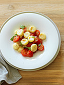 Ricotta-Gnocchi mit Tomaten und Basilikum
