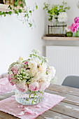 Pastelliger Strauß mit Rosen und Giersch-Blüten
