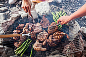 Fleisch und Spargel auf heißem Grillrost