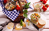 Couscous-Hähnchen-Salat im Glas zum Mitnehmen