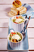 Bunter Krautsalat mit Mayonnaise-Dressing, Spitzkohl, Gurke, Paprika, Karotte und Kräutern