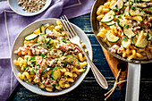Pasta with bacon and courgette in creamy sauce