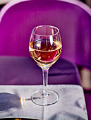 Ein Glas Rosewein auf Restauranttisch