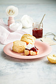 Vegane Scones mit Clotted Cream und Erdbeermarmelade