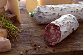Salami und Käse auf Holzbrett (Nahaufnahme)