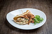 Naan Sandwich with Spice Griled Lamb and Salad