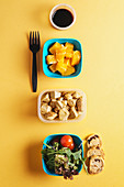 Gesunde Lunchbox mit Hähnchen, Salat und Orange