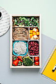 Food Box mit Erdbeeren, Tomaten, Brokkoli, Bohnen, Reis, Brot, Käse und Rucola