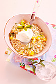 Amaranth-Quinoa-Müsli mit Ananas, Mango, Kokosflocken, Minze und Joghurt