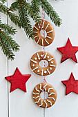 A hanging gingerbread chain between three red wooden stars