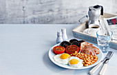 Englisches Frühstück mit Spiegeleiern und Baked Beans