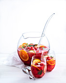 Sangria mit Wassermelone, Pfefferminze und Ingwer