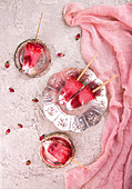 Erdbeer-Sahne-Eis am Stiel auf Silbertellern