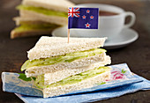 Australisches Gurkensandwich mit Butter und Gurke