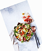 Farfalle-Salat mit Avocado und Tomaten