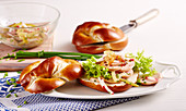 Laugenbrötchen-Sandwich mit Wurstsalat