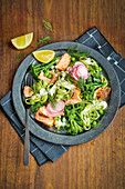 Spinatnudelsalat mit Lachs und Joghurtdressing