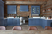 Große Landhausküche mit blauen Fronten im Blockhaus