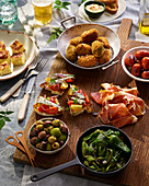 Tapas-Auswahl mit Tortilla, Chorizo, Serranoschinken, Kroketten, Paprika und Oliven