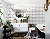Weißes Bad im Boho-Stil mit Metro-Fliesen, Hängewaschtisch und freistehender Badewanne